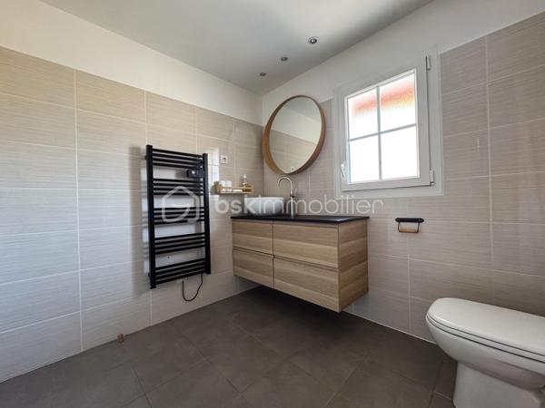 Urrugne, a proximité du bourg, découvrez cette charmante maison en duplex de 85 m2. 
Mitoyenne d’un côté et parfaitement entretenue, elle se compose d’une beau séjour lumineux avec cuisine ouverte. Une véranda d’environ 15 m² prolonge agréablement l’espace de vie et s’ouvre sur une grande terrasse, parfaite pour les repas en extérieur et les instants de détente.
L’étage dessert deux spacieuses chambres, un bureau ou chambre d’appoint, et une salle d’eau avec WC. 
2 places de parking complètent ce bien.