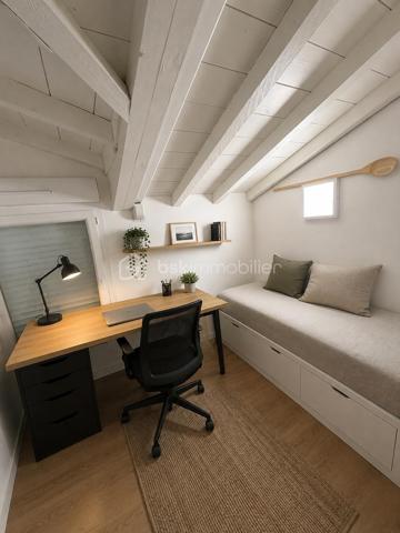 Urrugne, a proximité du bourg, découvrez cette charmante maison en duplex de 85 m2. 
Mitoyenne d’un côté et parfaitement entretenue, elle se compose d’une beau séjour lumineux avec cuisine ouverte. Une véranda d’environ 15 m² prolonge agréablement l’espace de vie et s’ouvre sur une grande terrasse, parfaite pour les repas en extérieur et les instants de détente.
L’étage dessert deux spacieuses chambres, un bureau ou chambre d’appoint, et une salle d’eau avec WC. 
2 places de parking complètent ce bien.