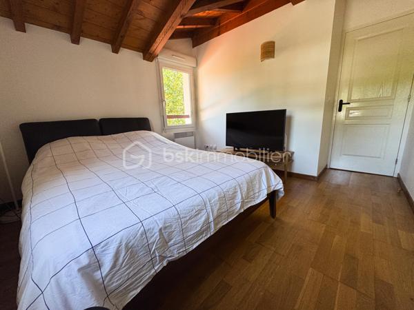 Urrugne, a proximité du bourg, découvrez cette charmante maison en duplex de 85 m2. 
Mitoyenne d’un côté et parfaitement entretenue, elle se compose d’une beau séjour lumineux avec cuisine ouverte. Une véranda d’environ 15 m² prolonge agréablement l’espace de vie et s’ouvre sur une grande terrasse, parfaite pour les repas en extérieur et les instants de détente.
L’étage dessert deux spacieuses chambres, un bureau ou chambre d’appoint, et une salle d’eau avec WC. 
2 places de parking complètent ce bien.
