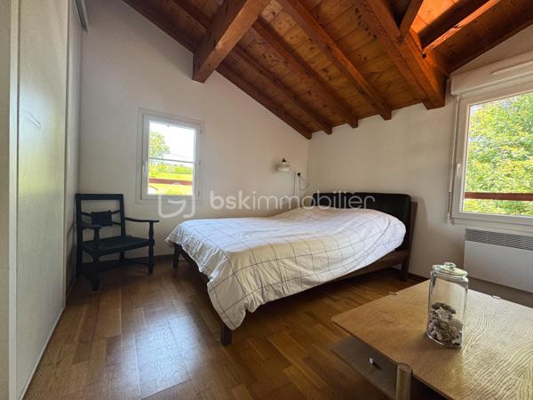 Urrugne, a proximité du bourg, découvrez cette charmante maison en duplex de 85 m2. 
Mitoyenne d’un côté et parfaitement entretenue, elle se compose d’une beau séjour lumineux avec cuisine ouverte. Une véranda d’environ 15 m² prolonge agréablement l’espace de vie et s’ouvre sur une grande terrasse, parfaite pour les repas en extérieur et les instants de détente.
L’étage dessert deux spacieuses chambres, un bureau ou chambre d’appoint, et une salle d’eau avec WC. 
2 places de parking complètent ce bien.