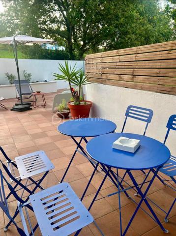 Urrugne, a proximité du bourg, découvrez cette charmante maison en duplex de 85 m2. 
Mitoyenne d’un côté et parfaitement entretenue, elle se compose d’une beau séjour lumineux avec cuisine ouverte. Une véranda d’environ 15 m² prolonge agréablement l’espace de vie et s’ouvre sur une grande terrasse, parfaite pour les repas en extérieur et les instants de détente.
L’étage dessert deux spacieuses chambres, un bureau ou chambre d’appoint, et une salle d’eau avec WC. 
2 places de parking complètent ce bien.