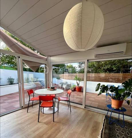 Urrugne, a proximité du bourg, découvrez cette charmante maison en duplex de 85 m2. 
Mitoyenne d’un côté et parfaitement entretenue, elle se compose d’une beau séjour lumineux avec cuisine ouverte. Une véranda d’environ 15 m² prolonge agréablement l’espace de vie et s’ouvre sur une grande terrasse, parfaite pour les repas en extérieur et les instants de détente.
L’étage dessert deux spacieuses chambres, un bureau ou chambre d’appoint, et une salle d’eau avec WC. 
2 places de parking complètent ce bien.
