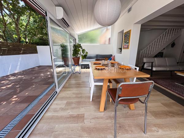 Urrugne, a proximité du bourg, découvrez cette charmante maison en duplex de 85 m2. 
Mitoyenne d’un côté et parfaitement entretenue, elle se compose d’une beau séjour lumineux avec cuisine ouverte. Une véranda d’environ 15 m² prolonge agréablement l’espace de vie et s’ouvre sur une grande terrasse, parfaite pour les repas en extérieur et les instants de détente.
L’étage dessert deux spacieuses chambres, un bureau ou chambre d’appoint, et une salle d’eau avec WC. 
2 places de parking complètent ce bien.