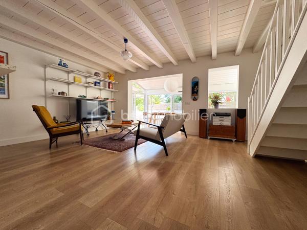 Urrugne, a proximité du bourg, découvrez cette charmante maison en duplex de 85 m2. 
Mitoyenne d’un côté et parfaitement entretenue, elle se compose d’une beau séjour lumineux avec cuisine ouverte. Une véranda d’environ 15 m² prolonge agréablement l’espace de vie et s’ouvre sur une grande terrasse, parfaite pour les repas en extérieur et les instants de détente.
L’étage dessert deux spacieuses chambres, un bureau ou chambre d’appoint, et une salle d’eau avec WC. 
2 places de parking complètent ce bien.