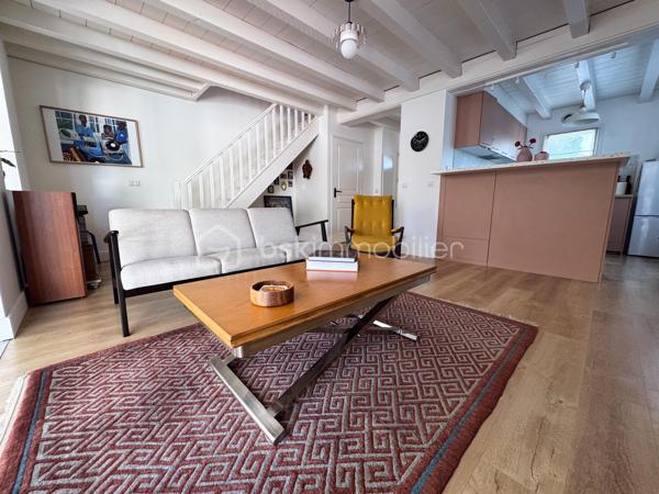 Urrugne, a proximité du bourg, découvrez cette charmante maison en duplex de 85 m2. 
Mitoyenne d’un côté et parfaitement entretenue, elle se compose d’une beau séjour lumineux avec cuisine ouverte. Une véranda d’environ 15 m² prolonge agréablement l’espace de vie et s’ouvre sur une grande terrasse, parfaite pour les repas en extérieur et les instants de détente.
L’étage dessert deux spacieuses chambres, un bureau ou chambre d’appoint, et une salle d’eau avec WC. 
2 places de parking complètent ce bien.