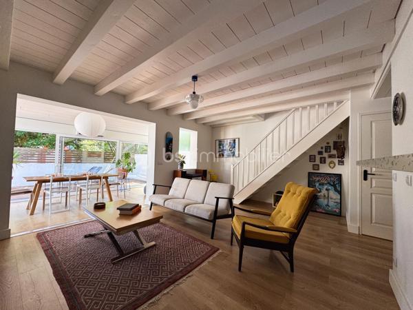 Urrugne, a proximité du bourg, découvrez cette charmante maison en duplex de 85 m2. 
Mitoyenne d’un côté et parfaitement entretenue, elle se compose d’une beau séjour lumineux avec cuisine ouverte. Une véranda d’environ 15 m² prolonge agréablement l’espace de vie et s’ouvre sur une grande terrasse, parfaite pour les repas en extérieur et les instants de détente.
L’étage dessert deux spacieuses chambres, un bureau ou chambre d’appoint, et une salle d’eau avec WC. 
2 places de parking complètent ce bien.