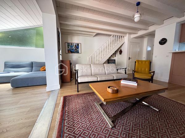Urrugne, a proximité du bourg, découvrez cette charmante maison en duplex de 85 m2. 
Mitoyenne d’un côté et parfaitement entretenue, elle se compose d’une beau séjour lumineux avec cuisine ouverte. Une véranda d’environ 15 m² prolonge agréablement l’espace de vie et s’ouvre sur une grande terrasse, parfaite pour les repas en extérieur et les instants de détente.
L’étage dessert deux spacieuses chambres, un bureau ou chambre d’appoint, et une salle d’eau avec WC. 
2 places de parking complètent ce bien.