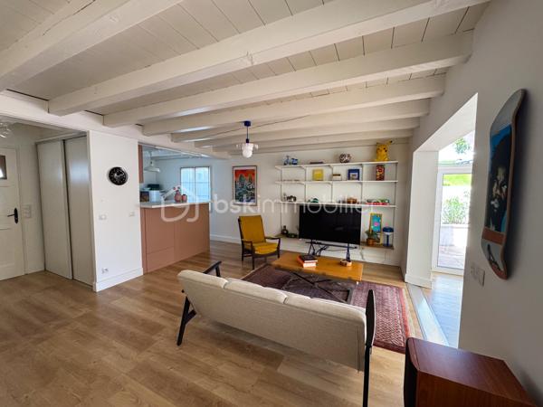 Urrugne, a proximité du bourg, découvrez cette charmante maison en duplex de 85 m2. 
Mitoyenne d’un côté et parfaitement entretenue, elle se compose d’une beau séjour lumineux avec cuisine ouverte. Une véranda d’environ 15 m² prolonge agréablement l’espace de vie et s’ouvre sur une grande terrasse, parfaite pour les repas en extérieur et les instants de détente.
L’étage dessert deux spacieuses chambres, un bureau ou chambre d’appoint, et une salle d’eau avec WC. 
2 places de parking complètent ce bien.