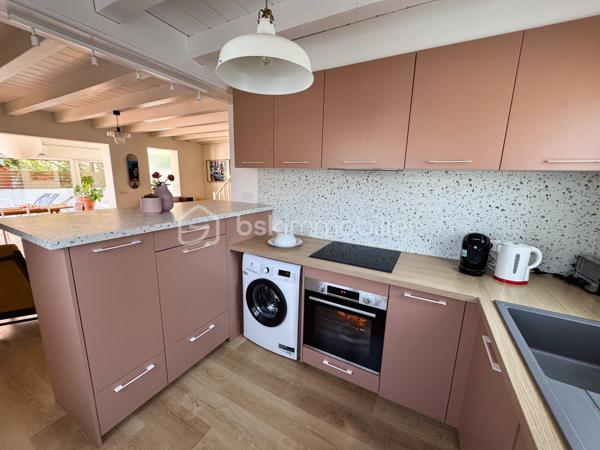 Urrugne, a proximité du bourg, découvrez cette charmante maison en duplex de 85 m2. 
Mitoyenne d’un côté et parfaitement entretenue, elle se compose d’une beau séjour lumineux avec cuisine ouverte. Une véranda d’environ 15 m² prolonge agréablement l’espace de vie et s’ouvre sur une grande terrasse, parfaite pour les repas en extérieur et les instants de détente.
L’étage dessert deux spacieuses chambres, un bureau ou chambre d’appoint, et une salle d’eau avec WC. 
2 places de parking complètent ce bien.