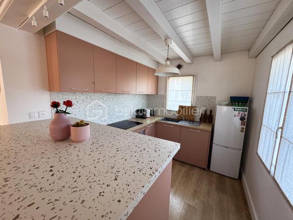 Urrugne, a proximité du bourg, découvrez cette charmante maison en duplex de 85 m2. 
Mitoyenne d’un côté et parfaitement entretenue, elle se compose d’une beau séjour lumineux avec cuisine ouverte. Une véranda d’environ 15 m² prolonge agréablement l’espace de vie et s’ouvre sur une grande terrasse, parfaite pour les repas en extérieur et les instants de détente.
L’étage dessert deux spacieuses chambres, un bureau ou chambre d’appoint, et une salle d’eau avec WC. 
2 places de parking complètent ce bien.