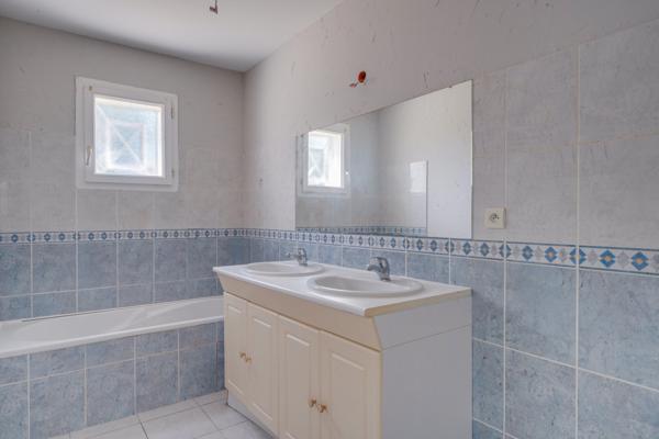 Plassac (33390) Maison 4 pièces de 90m2 habitables avec garage attenant sur parcelle de 755m2