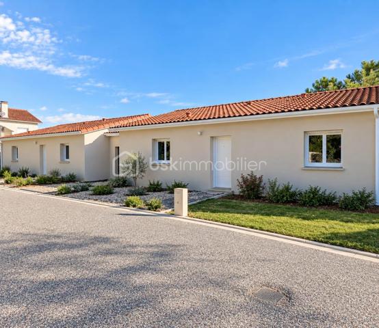 À Longages, à seulement 15 minutes de Muret et avec un accès rapide vers Toulouse, découvrez cette maison neuve T4 de 92 m², située dans un chemin au calme, à proximité des commerces et commodités.

Dernière maison disponible sur un ensemble de trois constructions neuves, elle est actuellement en cours de finalisation et sera disponible dès décembre.

Entièrement de plain-pied, elle offre une belle pièce de vie lumineuse avec espace cuisine ouvert. La cuisine est à prévoir par les futurs acquéreurs, vous laissant ainsi la liberté de l’aménager entièrement selon vos goûts et vos besoins.

L’espace nuit se compose de trois chambres avec parquet, d’une salle d’eau avec douche et de deux WC, dont un indépendant.

Implantée sur une parcelle d’environ 250 m², la maison bénéficie d’environ 76 m² d’espaces extérieurs privatifs, répartis entre un espace à l’avant et un jardin à l’arrière. Un garage complète l’ensemble.

Côté confort, tout a été pensé pour répondre aux standards actuels : pompe à chaleur avec climatisation réversible, ballon thermodynamique, volets roulants électriques, carrelage dans les pièces de vie et parquet dans les chambres.

La maison est conforme à la RE 2020 et aux normes PMR. Elle bénéficie des garanties décennales et dommage-ouvrage.

Frais de notaire réduits : environ 3 %.

Une belle opportunité pour profiter du confort d’une maison neuve, dans un environnement calme et agréable.

Contactez-moi pour plus d’informations ou pour organiser une visite sur place.