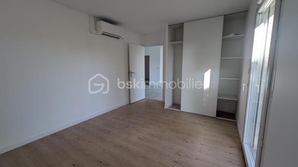 À Longages, à seulement 15 minutes de Muret et avec un accès rapide vers Toulouse, découvrez cette maison neuve T4 de 92 m², située dans un chemin au calme, à proximité des commerces et commodités.

Dernière maison disponible sur un ensemble de trois constructions neuves, elle est actuellement en cours de finalisation et sera disponible dès décembre.

Entièrement de plain-pied, elle offre une belle pièce de vie lumineuse avec espace cuisine ouvert. La cuisine est à prévoir par les futurs acquéreurs, vous laissant ainsi la liberté de l’aménager entièrement selon vos goûts et vos besoins.

L’espace nuit se compose de trois chambres avec parquet, d’une salle d’eau avec douche et de deux WC, dont un indépendant.

Implantée sur une parcelle d’environ 250 m², la maison bénéficie d’environ 76 m² d’espaces extérieurs privatifs, répartis entre un espace à l’avant et un jardin à l’arrière. Un garage complète l’ensemble.

Côté confort, tout a été pensé pour répondre aux standards actuels : pompe à chaleur avec climatisation réversible, ballon thermodynamique, volets roulants électriques, carrelage dans les pièces de vie et parquet dans les chambres.

La maison est conforme à la RE 2020 et aux normes PMR. Elle bénéficie des garanties décennales et dommage-ouvrage.

Frais de notaire réduits : environ 3 %.

Une belle opportunité pour profiter du confort d’une maison neuve, dans un environnement calme et agréable.

Contactez-moi pour plus d’informations ou pour organiser une visite sur place.