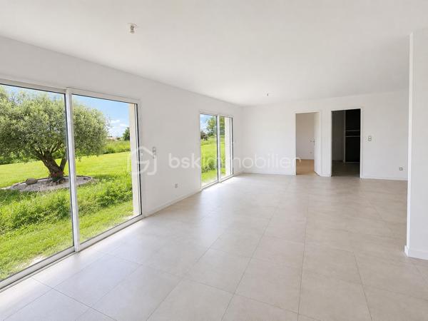 À Longages, à seulement 15 minutes de Muret et avec un accès rapide vers Toulouse, découvrez cette maison neuve T4 de 92 m², située dans un chemin au calme, à proximité des commerces et commodités.

Dernière maison disponible sur un ensemble de trois constructions neuves, elle est actuellement en cours de finalisation et sera disponible dès décembre.

Entièrement de plain-pied, elle offre une belle pièce de vie lumineuse avec espace cuisine ouvert. La cuisine est à prévoir par les futurs acquéreurs, vous laissant ainsi la liberté de l’aménager entièrement selon vos goûts et vos besoins.

L’espace nuit se compose de trois chambres avec parquet, d’une salle d’eau avec douche et de deux WC, dont un indépendant.

Implantée sur une parcelle d’environ 250 m², la maison bénéficie d’environ 76 m² d’espaces extérieurs privatifs, répartis entre un espace à l’avant et un jardin à l’arrière. Un garage complète l’ensemble.

Côté confort, tout a été pensé pour répondre aux standards actuels : pompe à chaleur avec climatisation réversible, ballon thermodynamique, volets roulants électriques, carrelage dans les pièces de vie et parquet dans les chambres.

La maison est conforme à la RE 2020 et aux normes PMR. Elle bénéficie des garanties décennales et dommage-ouvrage.

Frais de notaire réduits : environ 3 %.

Une belle opportunité pour profiter du confort d’une maison neuve, dans un environnement calme et agréable.

Contactez-moi pour plus d’informations ou pour organiser une visite sur place.