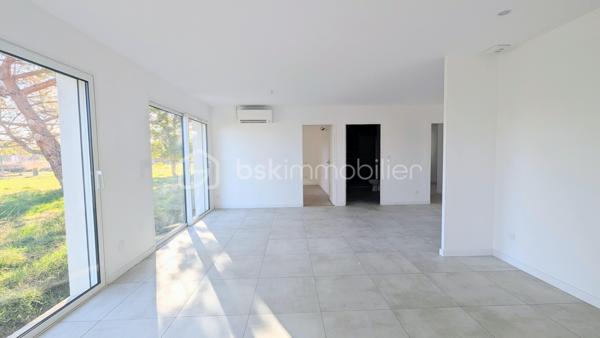 À Longages, à seulement 15 minutes de Muret et avec un accès rapide vers Toulouse, découvrez cette maison neuve T4 de 92 m², située dans un chemin au calme, à proximité des commerces et commodités.

Dernière maison disponible sur un ensemble de trois constructions neuves, elle est actuellement en cours de finalisation et sera disponible dès décembre.

Entièrement de plain-pied, elle offre une belle pièce de vie lumineuse avec espace cuisine ouvert. La cuisine est à prévoir par les futurs acquéreurs, vous laissant ainsi la liberté de l’aménager entièrement selon vos goûts et vos besoins.

L’espace nuit se compose de trois chambres avec parquet, d’une salle d’eau avec douche et de deux WC, dont un indépendant.

Implantée sur une parcelle d’environ 250 m², la maison bénéficie d’environ 76 m² d’espaces extérieurs privatifs, répartis entre un espace à l’avant et un jardin à l’arrière. Un garage complète l’ensemble.

Côté confort, tout a été pensé pour répondre aux standards actuels : pompe à chaleur avec climatisation réversible, ballon thermodynamique, volets roulants électriques, carrelage dans les pièces de vie et parquet dans les chambres.

La maison est conforme à la RE 2020 et aux normes PMR. Elle bénéficie des garanties décennales et dommage-ouvrage.

Frais de notaire réduits : environ 3 %.

Une belle opportunité pour profiter du confort d’une maison neuve, dans un environnement calme et agréable.

Contactez-moi pour plus d’informations ou pour organiser une visite sur place.