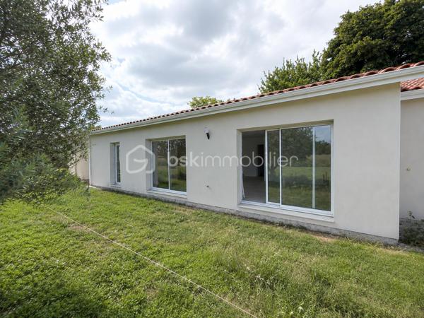 À Longages, à seulement 15 minutes de Muret et avec un accès rapide vers Toulouse, découvrez cette maison neuve T4 de 92 m², située dans un chemin au calme, à proximité des commerces et commodités.

Dernière maison disponible sur un ensemble de trois constructions neuves, elle est actuellement en cours de finalisation et sera disponible dès décembre.

Entièrement de plain-pied, elle offre une belle pièce de vie lumineuse avec espace cuisine ouvert. La cuisine est à prévoir par les futurs acquéreurs, vous laissant ainsi la liberté de l’aménager entièrement selon vos goûts et vos besoins.

L’espace nuit se compose de trois chambres avec parquet, d’une salle d’eau avec douche et de deux WC, dont un indépendant.

Implantée sur une parcelle d’environ 250 m², la maison bénéficie d’environ 76 m² d’espaces extérieurs privatifs, répartis entre un espace à l’avant et un jardin à l’arrière. Un garage complète l’ensemble.

Côté confort, tout a été pensé pour répondre aux standards actuels : pompe à chaleur avec climatisation réversible, ballon thermodynamique, volets roulants électriques, carrelage dans les pièces de vie et parquet dans les chambres.

La maison est conforme à la RE 2020 et aux normes PMR. Elle bénéficie des garanties décennales et dommage-ouvrage.

Frais de notaire réduits : environ 3 %.

Une belle opportunité pour profiter du confort d’une maison neuve, dans un environnement calme et agréable.

Contactez-moi pour plus d’informations ou pour organiser une visite sur place.