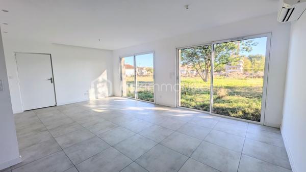 À Longages, à seulement 15 minutes de Muret et avec un accès rapide vers Toulouse, découvrez cette maison neuve T4 de 92 m², située dans un chemin au calme, à proximité des commerces et commodités.

Dernière maison disponible sur un ensemble de trois constructions neuves, elle est actuellement en cours de finalisation et sera disponible dès décembre.

Entièrement de plain-pied, elle offre une belle pièce de vie lumineuse avec espace cuisine ouvert. La cuisine est à prévoir par les futurs acquéreurs, vous laissant ainsi la liberté de l’aménager entièrement selon vos goûts et vos besoins.

L’espace nuit se compose de trois chambres avec parquet, d’une salle d’eau avec douche et de deux WC, dont un indépendant.

Implantée sur une parcelle d’environ 250 m², la maison bénéficie d’environ 76 m² d’espaces extérieurs privatifs, répartis entre un espace à l’avant et un jardin à l’arrière. Un garage complète l’ensemble.

Côté confort, tout a été pensé pour répondre aux standards actuels : pompe à chaleur avec climatisation réversible, ballon thermodynamique, volets roulants électriques, carrelage dans les pièces de vie et parquet dans les chambres.

La maison est conforme à la RE 2020 et aux normes PMR. Elle bénéficie des garanties décennales et dommage-ouvrage.

Frais de notaire réduits : environ 3 %.

Une belle opportunité pour profiter du confort d’une maison neuve, dans un environnement calme et agréable.

Contactez-moi pour plus d’informations ou pour organiser une visite sur place.