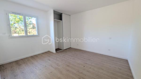 À Longages, à seulement 15 minutes de Muret et avec un accès rapide vers Toulouse, découvrez cette maison neuve T4 de 92 m², située dans un chemin au calme, à proximité des commerces et commodités.

Dernière maison disponible sur un ensemble de trois constructions neuves, elle est actuellement en cours de finalisation et sera disponible dès décembre.

Entièrement de plain-pied, elle offre une belle pièce de vie lumineuse avec espace cuisine ouvert. La cuisine est à prévoir par les futurs acquéreurs, vous laissant ainsi la liberté de l’aménager entièrement selon vos goûts et vos besoins.

L’espace nuit se compose de trois chambres avec parquet, d’une salle d’eau avec douche et de deux WC, dont un indépendant.

Implantée sur une parcelle d’environ 250 m², la maison bénéficie d’environ 76 m² d’espaces extérieurs privatifs, répartis entre un espace à l’avant et un jardin à l’arrière. Un garage complète l’ensemble.

Côté confort, tout a été pensé pour répondre aux standards actuels : pompe à chaleur avec climatisation réversible, ballon thermodynamique, volets roulants électriques, carrelage dans les pièces de vie et parquet dans les chambres.

La maison est conforme à la RE 2020 et aux normes PMR. Elle bénéficie des garanties décennales et dommage-ouvrage.

Frais de notaire réduits : environ 3 %.

Une belle opportunité pour profiter du confort d’une maison neuve, dans un environnement calme et agréable.

Contactez-moi pour plus d’informations ou pour organiser une visite sur place.