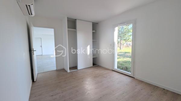 À Longages, à seulement 15 minutes de Muret et avec un accès rapide vers Toulouse, découvrez cette maison neuve T4 de 92 m², située dans un chemin au calme, à proximité des commerces et commodités.

Dernière maison disponible sur un ensemble de trois constructions neuves, elle est actuellement en cours de finalisation et sera disponible dès décembre.

Entièrement de plain-pied, elle offre une belle pièce de vie lumineuse avec espace cuisine ouvert. La cuisine est à prévoir par les futurs acquéreurs, vous laissant ainsi la liberté de l’aménager entièrement selon vos goûts et vos besoins.

L’espace nuit se compose de trois chambres avec parquet, d’une salle d’eau avec douche et de deux WC, dont un indépendant.

Implantée sur une parcelle d’environ 250 m², la maison bénéficie d’environ 76 m² d’espaces extérieurs privatifs, répartis entre un espace à l’avant et un jardin à l’arrière. Un garage complète l’ensemble.

Côté confort, tout a été pensé pour répondre aux standards actuels : pompe à chaleur avec climatisation réversible, ballon thermodynamique, volets roulants électriques, carrelage dans les pièces de vie et parquet dans les chambres.

La maison est conforme à la RE 2020 et aux normes PMR. Elle bénéficie des garanties décennales et dommage-ouvrage.

Frais de notaire réduits : environ 3 %.

Une belle opportunité pour profiter du confort d’une maison neuve, dans un environnement calme et agréable.

Contactez-moi pour plus d’informations ou pour organiser une visite sur place.