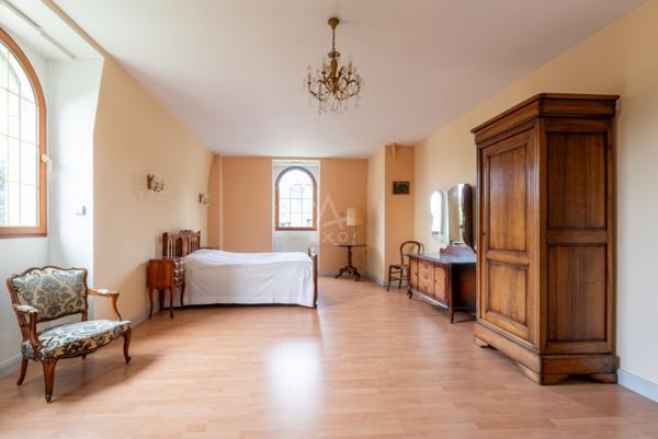 Maison familiale de surface totale  de 350 m2 dont 244 m2 au sol  terrain d'environ 2000 m2  proche centre ville à Bruz, au calme, 10 minutes de Rennes ,