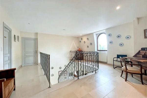 Maison familiale de surface totale  de 350 m2 dont 244 m2 au sol  terrain d'environ 2000 m2  proche centre ville à Bruz, au calme, 10 minutes de Rennes ,