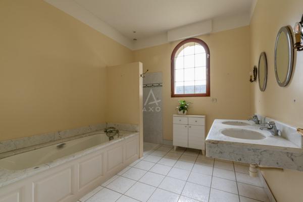 Maison familiale de surface totale  de 350 m2 dont 244 m2 au sol  terrain d'environ 2000 m2  proche centre ville à Bruz, au calme, 10 minutes de Rennes ,