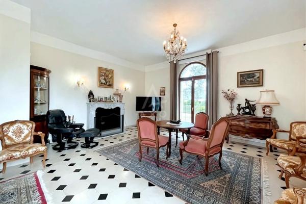 Maison familiale de surface totale  de 350 m2 dont 244 m2 au sol  terrain d'environ 2000 m2  proche centre ville à Bruz, au calme, 10 minutes de Rennes ,