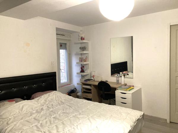 A LAGNIEU, en Centre-Ville, IMMEUBLE de 2 appartements T3 duplex et studio avec 1 place de stationnement Lagnieu (01150)