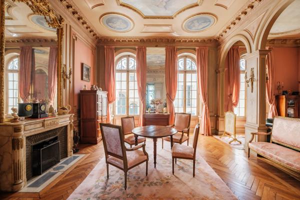 Appartement dans un hôtel particulier du 19ème avec son jardin privatif et son orangerie