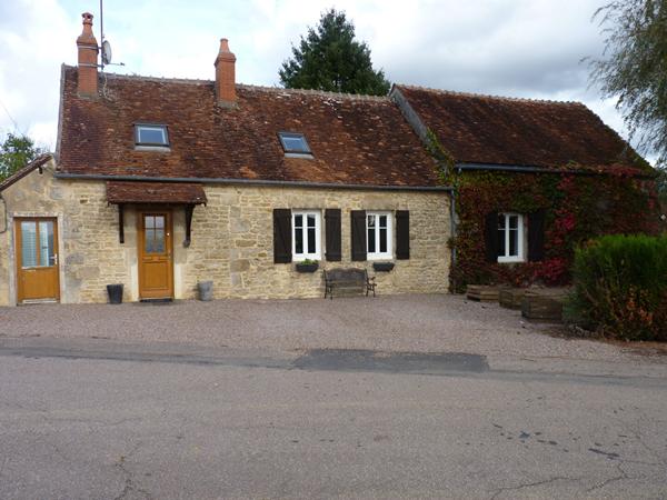 Maison en pierre quartier calme Prémery 3 Chambres avec grand terrain commerces écoles