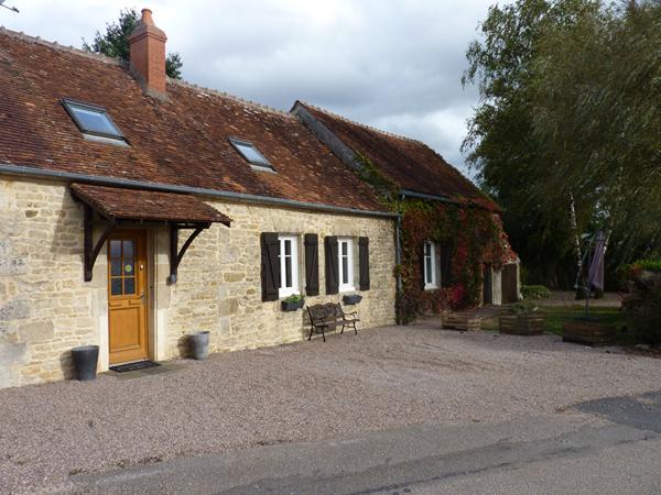 Maison en pierre quartier calme Prémery 3 Chambres avec grand terrain commerces écoles