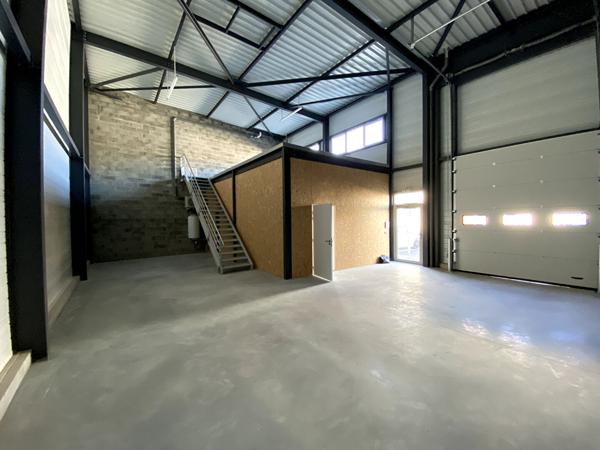 A LOUER : TRES BEAU LOCAL D'ACTIVITÉ NEUF 180 m² - PA de RAGON