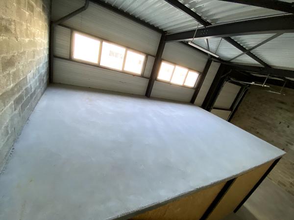 A LOUER : TRES BEAU LOCAL D'ACTIVITÉ NEUF 180 m² - PA de RAGON