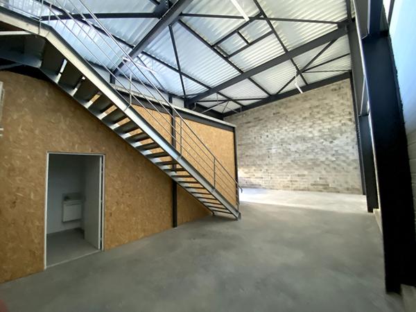 A LOUER : TRES BEAU LOCAL D'ACTIVITÉ NEUF 180 m² - PA de RAGON