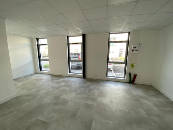 A LOUER : TRES BEAU LOCAL D'ACTIVITÉ NEUF 180 m² - PA de RAGON