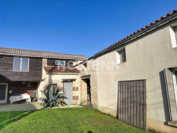 Maison en pierre pleine de charme à POUILLE, 3 chambres, dépendances