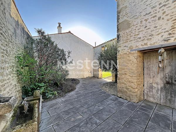 Maison en pierre pleine de charme à POUILLE, 3 chambres, dépendances