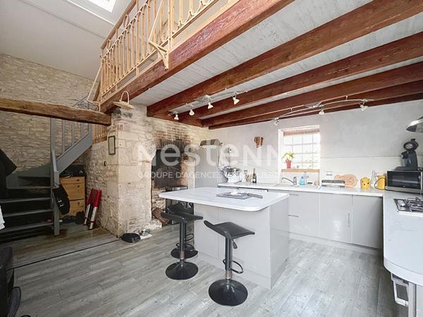 Maison en pierre pleine de charme à POUILLE, 3 chambres, dépendances