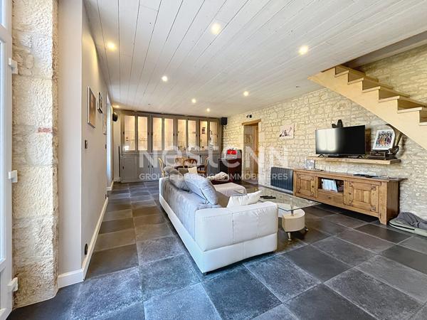 Maison en pierre pleine de charme à POUILLE, 3 chambres, dépendances