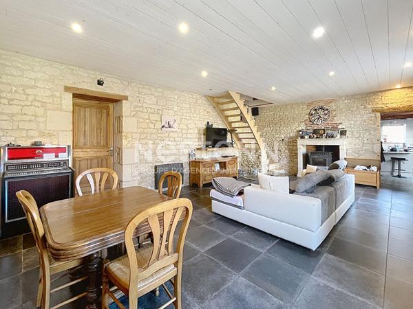 Maison en pierre pleine de charme à POUILLE, 3 chambres, dépendances