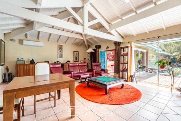 Maison de plain-pied avec jardin arboré et piscine au coeur de Limonest