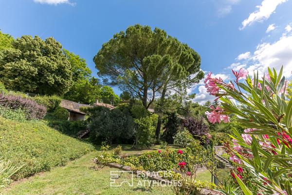 Maison de famille construite autour d’une chapelle désacralisée avec vue d’exception