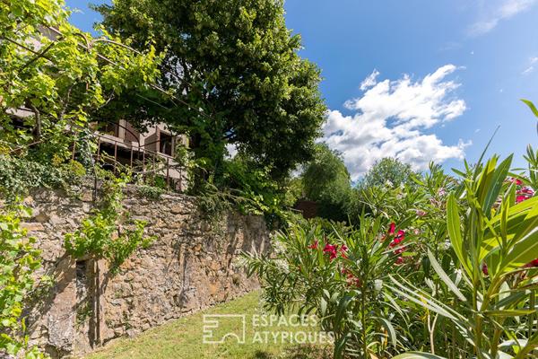 Maison de famille construite autour d’une chapelle désacralisée avec vue d’exception
