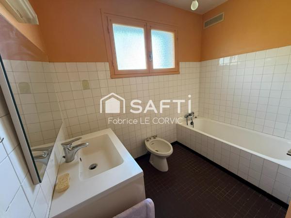 A BAUD, DANS HAMEAU, MAISON A RAFRAICHIR DE 103 M2 SUR TERRAIN DE 1000M2