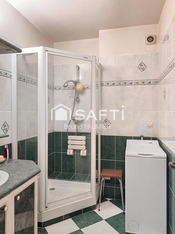 A 100 mètres des Buttes-Chaumont, sur une avenue arborée, 3 pièces 72m2 en étage élevé avec balcon