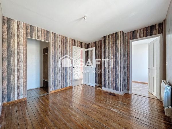Appartement de 75m² avec parking fermé, combles a aménager et cave.