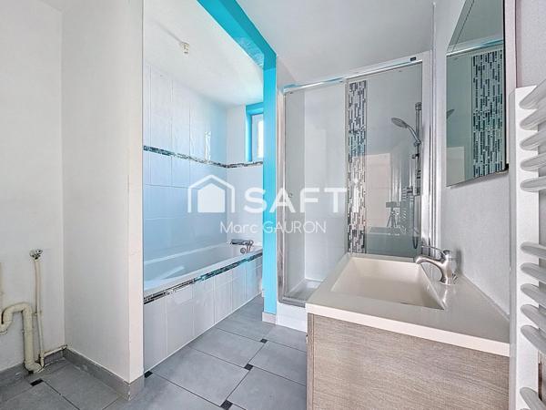 Appartement de 75m² avec parking fermé, combles a aménager et cave.