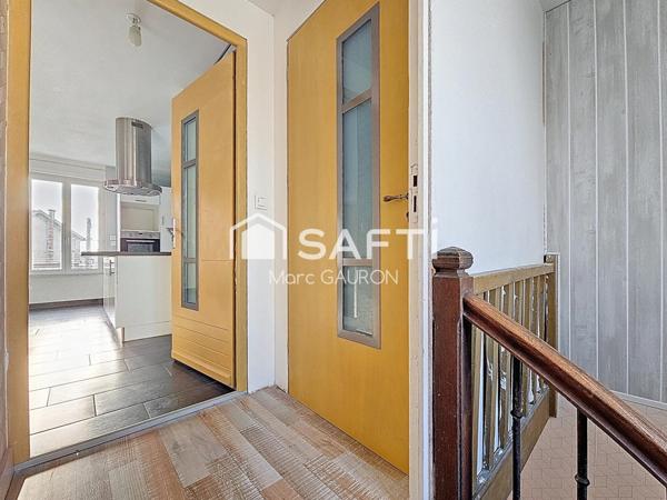 Appartement de 75m² avec parking fermé, combles a aménager et cave.