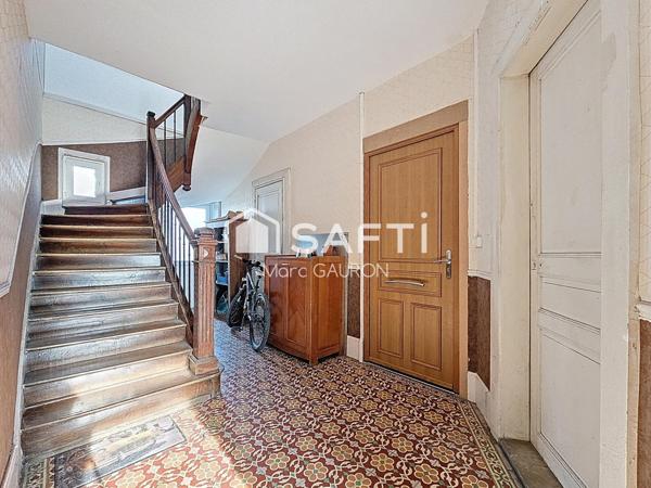 Appartement de 75m² avec parking fermé, combles a aménager et cave.