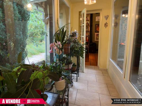 Propriété de 230 m² sur environ 3 hectares avec piscine, prairies et cadre paisible - 589 500